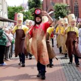 Gilde-Schützenfest: Festumzug und Schanzensturm am Montag. Die Sappeure auf dem Marsch zu den Schanzen.