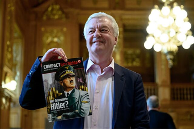 Jürgen Elsässer, «Compact»-Chefredakteur, hält im Saal des Bundesverwaltungsgerichts in Leipzig eine Ausgabe seines Magazins «Compact Geschichte» in der Hand. auf dem Titel ist Adolf Hitler zu sehen.