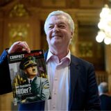 Jürgen Elsässer, «Compact»-Chefredakteur, hält im Saal des Bundesverwaltungsgerichts in Leipzig eine Ausgabe seines Magazins «Compact Geschichte» in der Hand. auf dem Titel ist Adolf Hitler zu sehen.