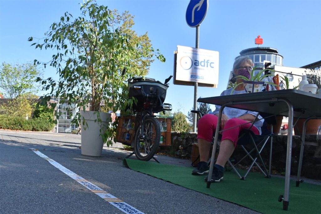Mitglieder des ADFC besetzen zwei Parkplätze in Dorsten. Mitglieder des ADFC besetzen zwei Parkplätze in Dorsten.