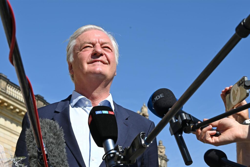 Jürgen Elsässer, Compact-Chefredakteur, wird von Journalisten vor dem Bundesverwaltungsgericht in Leipzig interviewt