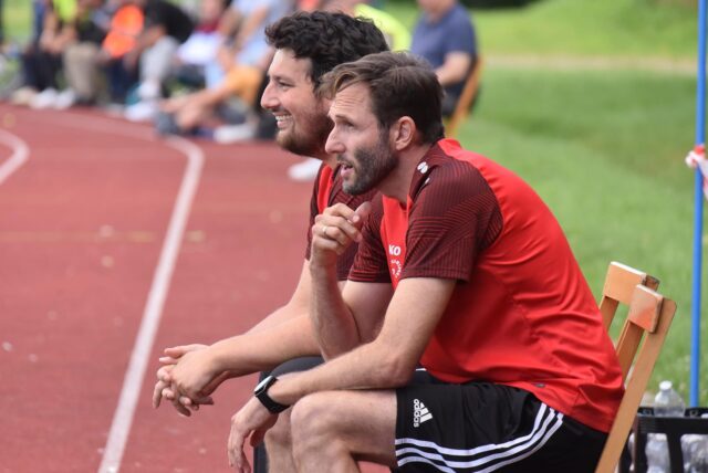 Möchte oben mitmischen: Timo Tetzlacht (r.), der Trainer der DJK Sportfreunde Datteln bleibt.