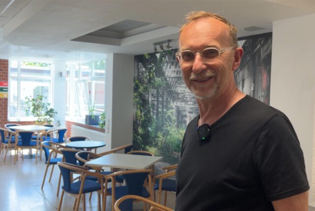 Martin Töben führt im Video durch die Räumlichkeiten des Salvador-Allende-Hauses.