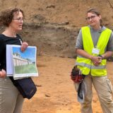 Leiten die Ausgrabungen (v.l.l): Dr. Bettina Tremmel vom LWL und Dr. Martha Zur-Schaepers, Grabungsleiterin einer archäologischen Fachfirma.
