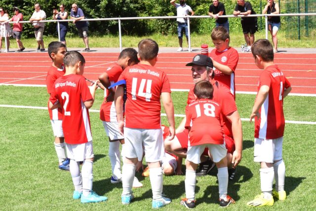 Die letzten Tipps vom Trainer holen sich hier die Nachwuchsspieler von Kültürspor Datteln beim eigenen Turnier ab.