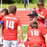 Die letzten Tipps vom Trainer holen sich hier die Nachwuchsspieler von Kültürspor Datteln beim eigenen Turnier ab.