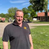 Mathias Brauckmann-Berger steht vor einer Scheune auf seinem Bauernhof in Datteln.