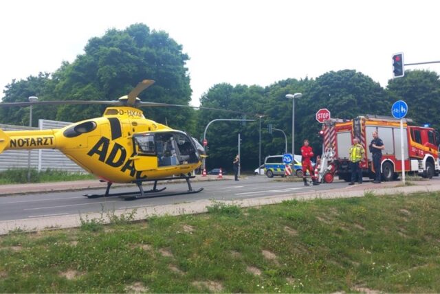 Ein Hubschrauber des ADAC ist auf der Herzlia-Allee gelandet.