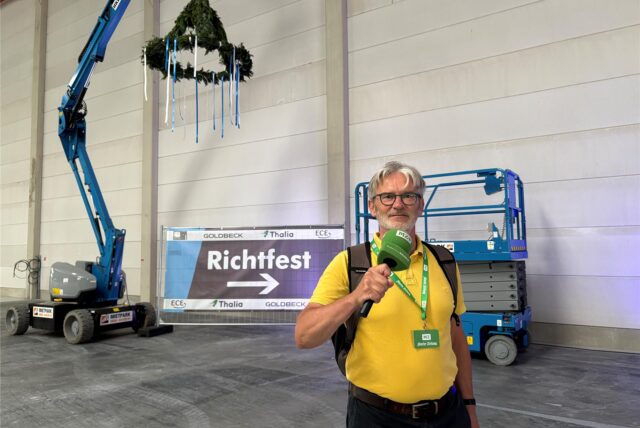 MZ-Redakteur Thomas Brysch berichtet live vom Thalia-Richtfest aus Marl.