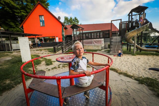 Ein Biergarten mit Spielplatz.