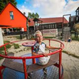 Ein Biergarten mit Spielplatz.
