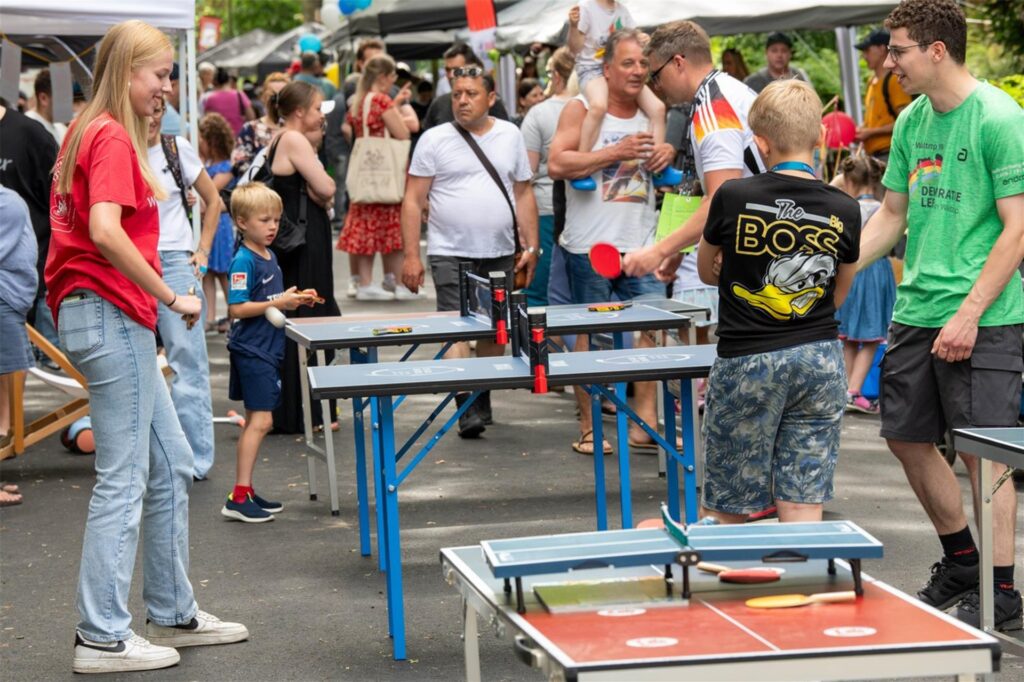 Ein Straßenfest mit Tischtennisplatten für Kinder. Ein Straßenfest mit Tischtennisplatten für Kinder.
