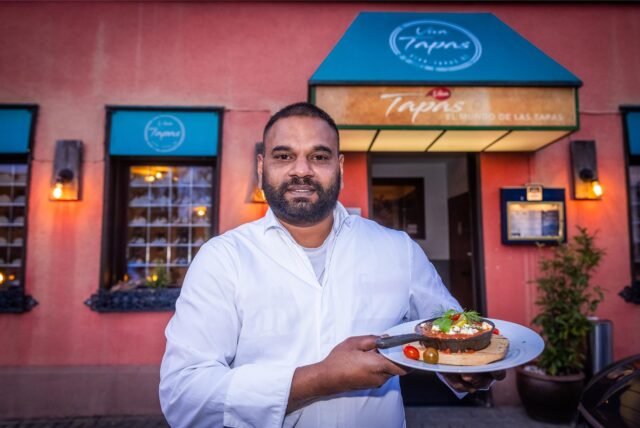 Der Dortmunder Gastronom Christian Breitsprecher steht mit einem Gericht vor seinem Restaurant „Viva Tapas“ in Dortmund-Mengede.