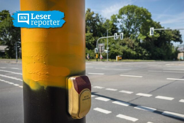 Schwarzgelb lackierte Ampel an einer Kreuzung in Dortmund Dorstfeld