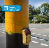Schwarzgelb lackierte Ampel an einer Kreuzung in Dortmund Dorstfeld