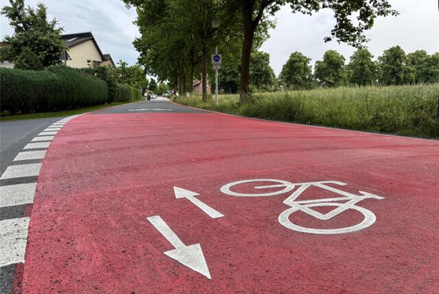 Fahrradstraße mit roter Markierung