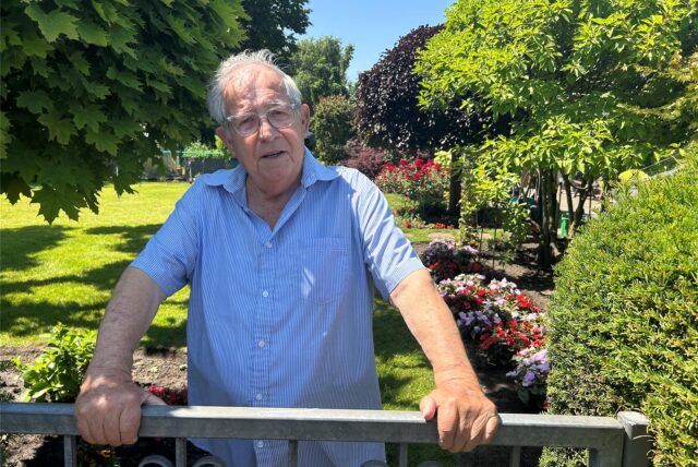 Hans Brandt steht an seinem Gartentor in Datteln.
