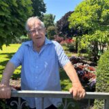 Hans Brandt steht an seinem Gartentor in Datteln.