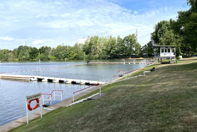 Der Badeweiher ist ein von Evonik betriebenes Naturfreibad in Marl. Es gibt es einen abgetrennten Nichtschwimmer-Bereich mit einer Wassertiefe von maximal 1,50 Meter. Kleine Kinder können dort aber auch nicht stehen