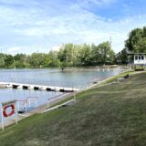 Der Badeweiher ist ein von Evonik betriebenes Naturfreibad in Marl. Es gibt es einen abgetrennten Nichtschwimmer-Bereich mit einer Wassertiefe von maximal 1,50 Meter. Kleine Kinder können dort aber auch nicht stehen
