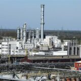 Die Kolonnen der neuen Cumol-Anlage im Chemiepark glänzen in der Sonne.