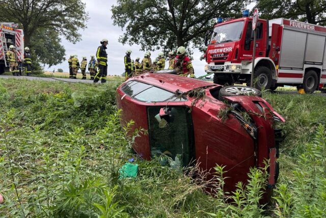 Ein Auto ist in den Graben gerast.