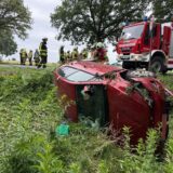 Ein Auto ist in den Graben gerast.