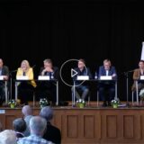 Bürgermeister-Kandidaten sitzen auf der Bühne des Fritz-Husemann-Hauses.
