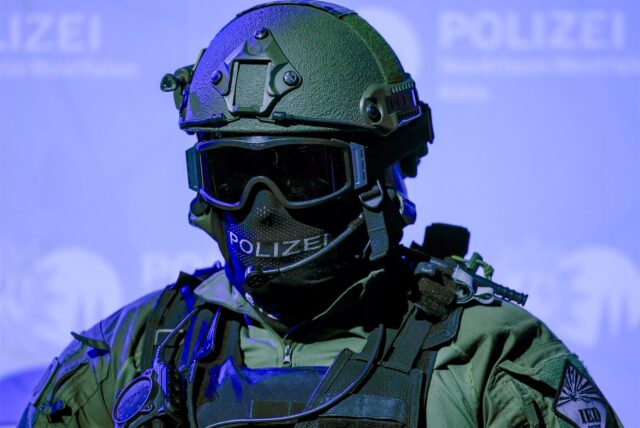 Ein Polizist eines Spezialeinsatzkommandos der Polizei, SEK