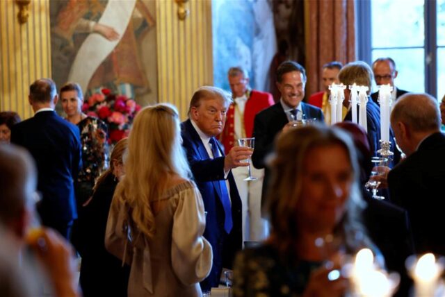 US-Präsident Donald Trump (M) nimmt an einem Abendessen der NATO-Staats- und Regierungschefs im Paleis Huis ten Bosch im Vorfeld des NATO-Gipfels, teil.