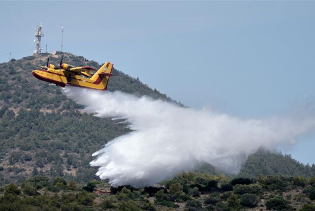 Ein Feuerwehrflugzeug wirft während einer Übung Wasser über einem Wald in Lavrio, etwa 60 Kilometer südöstlich von Athen, ab.