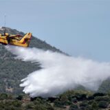 Ein Feuerwehrflugzeug wirft während einer Übung Wasser über einem Wald in Lavrio, etwa 60 Kilometer südöstlich von Athen, ab.