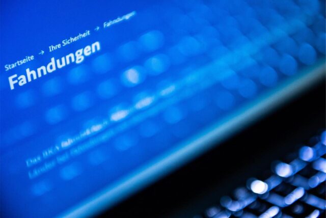 Blauer Computerbildschirm mit der Aufschrift „Fahndungen“.