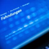 Blauer Computerbildschirm mit der Aufschrift „Fahndungen“.