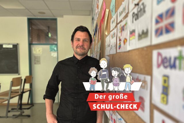 Lehrer Benjamin Dinkelmann in einem Klassenraum des Gymnasiums an der Schweizer Allee in Aplerbeck