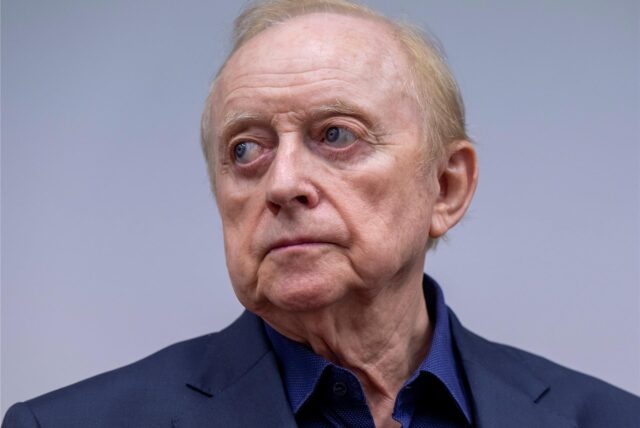 Alfons Schuhbeck steht im Gerichtssaal des Landgericht München I.