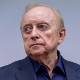 Alfons Schuhbeck steht im Gerichtssaal des Landgericht München I.