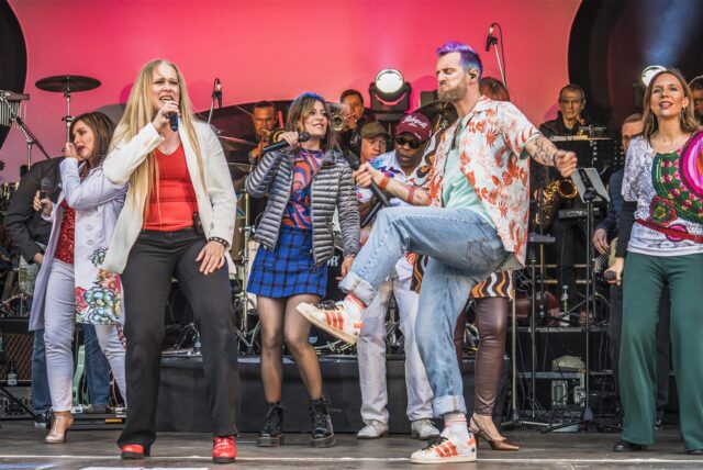 Das Rockorchester Ruhrgebeat auf der Bühne.
