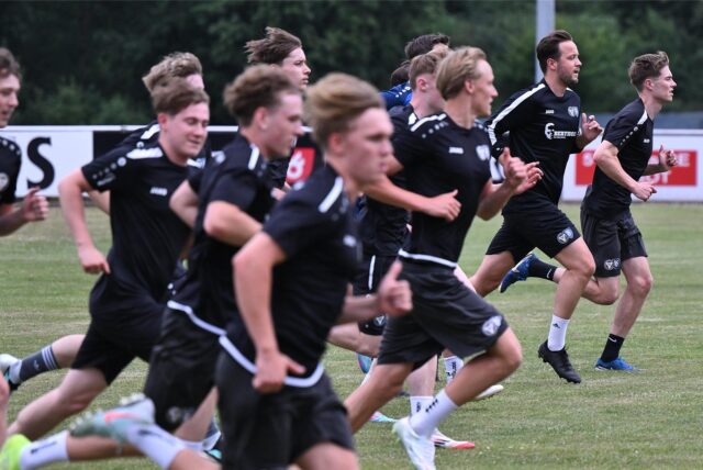 Spieler des TuS Haltern laufen beim Training