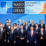 Die Staats- und Regierungschefs stehen mit Frankreichs Präsident Emmanuel Macron, Mark Rutte, Generalsekretär der Nato, Bundeskanzler Friedrich Merz (M, CDU) und US-Präsident Donald Trump beim Nato-Gipfel für das Familienfoto zusammen. Die 32 Staats- und Regierungschefs der Nato-Staaten treffen sich hier zu einem zweitägigen Gipfel.