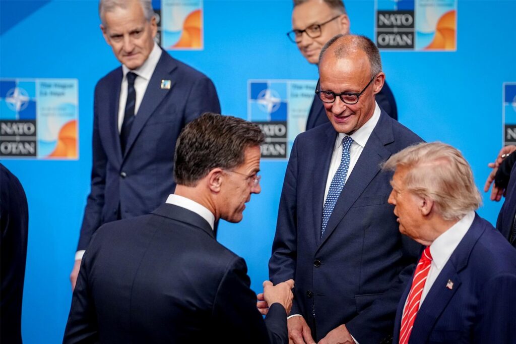 Mark Rutte (vorne, l-r), Generalsekretär der Nato, Bundeskanzler Friedrich Merz (CDU) und US-Präsident Donald Trump stehen beim Nato-Gipfel für das Familienfoto zusammen. 