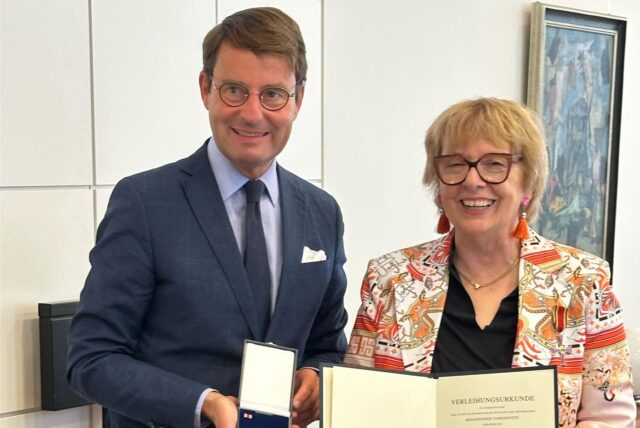 Elisabeth Cosanne-Schulte-Huxel und Regierungspräsidenten Andreas Bothe