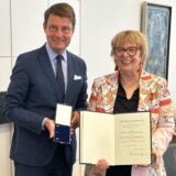 Elisabeth Cosanne-Schulte-Huxel und Regierungspräsidenten Andreas Bothe