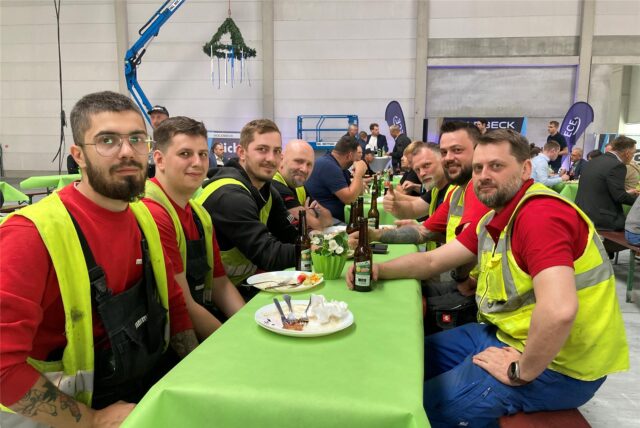Bauarbeiter sitzen am Tisch