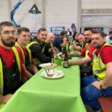Bauarbeiter sitzen am Tisch