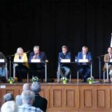 Auf dem Podium im Fritz-Husemann-Haus sitzen acht Personen.