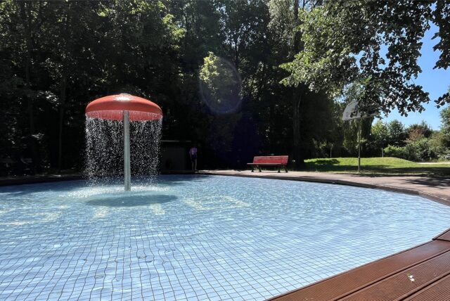 Schwimmbecken für Kleinkinder mit Wasserpilz
