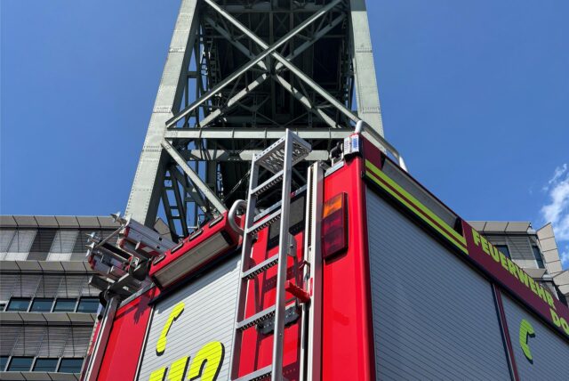 Ein Feuerwehrauto steht an der Zeche Minister Stein.