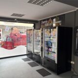 Drei Snack-Automaten, zwei Glücksspielautomaten, ein Zigarettenautomat und ein Automat befüllt mit E-Zigaretten befinden sich in dem neueröffneten 24 Stunden Automaten-Kiosk.
