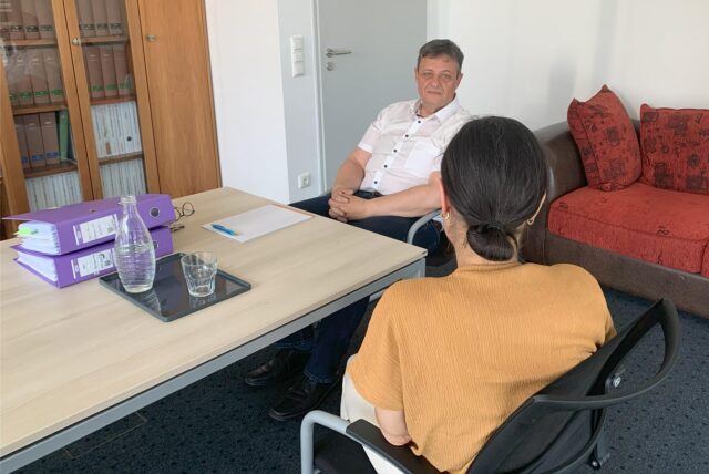 Rechtsanwalt Michael Schwankl mit seiner Mandantin im Beratungsgespräch